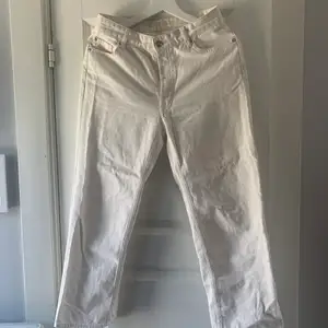 Medellånga vita jeans, pris kan diskuteras 