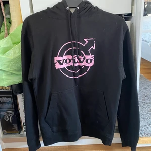 Volvo hoodie - Storlek S men passar även både xs och m. Använd vid två tillfällen så den är i bra skick, säljer pga ingen användning. Pris + 79kr frakt 🦋