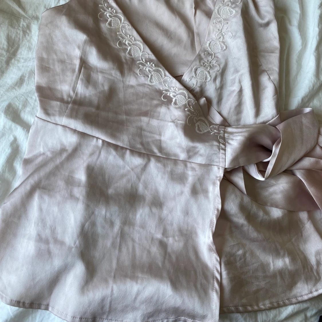 Siden linne i ljus rosa med mönster - 90