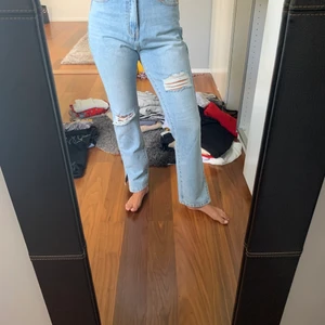 Jeans  - Snygga jeans som är perfekt i längden. Har en liten slits på utsidan. Jag är 1,68 cm lång. Säljer pga kommer inte så mycket till användning för mig😩