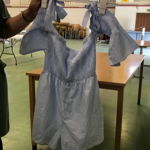 Blårandig playsuit storlek S - Blårandig playsuit från New yorker i storlek S, är i mycket fint skick och passar perfekt till sommaren