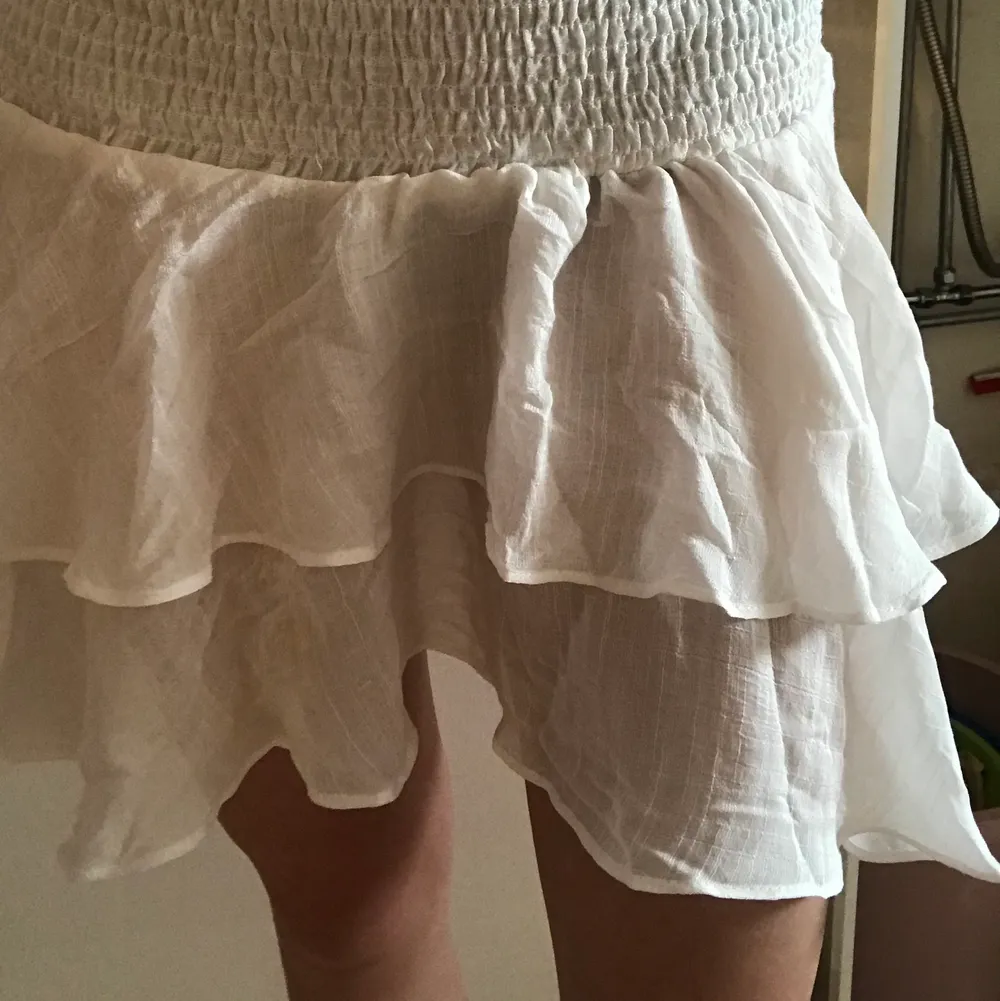 Säljer denna vita volangkjol/ kjol med smock från Shein då jag inte riktigt gillar hur den sitter❤️Storlek S men passar mig som har XS och tror den även passar de som har M☺️mycket bra skick endast tvättat den från besprutning🥰🤍FÖRSTA OCH SISTA BILDEN LÅNAD🤍Budgivning om många är intresserade💖💖. Kjolar.