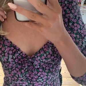 Klänning  - En blommig klänning med detaljer💗 Knappt andvänd och i jätte bra skick💗 Har fler bilder💗