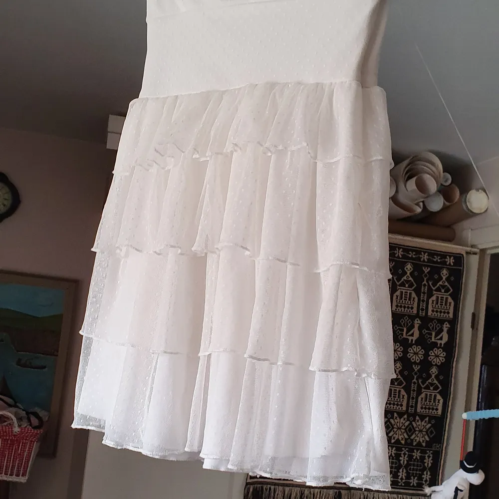 Säljer min söt vit vologoklänning som passar till xxs_ xs I mycket bra skick och med god material och glitter. Finns fler bilder . Klänningar.