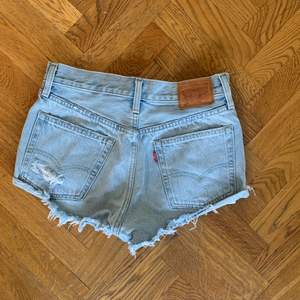 Säljer nu mina FAVORIT vintage levis shorts få dem tyvärr blivit för små. Ljus tvätt och passar en 25 i jeans. Skriv gärna om du har några frågor!💓✨🌙