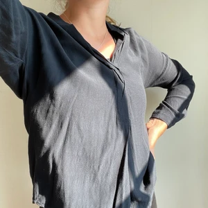 Blus från Zara - Mörkblå blus från zara! 