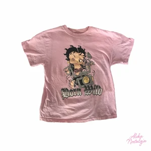 Betty Boop!! Born to be wild <3 - Så cool T-shirt med Betty Boop tryck 🍭Har liten, knappt synlig, fläck som man kan se på andra bilden. 