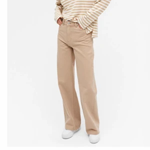 Beigea YOKO jeans - Jag säljer dessa jeans som inte passar och knappt är använda. De är vanliga vida jeans från monki!