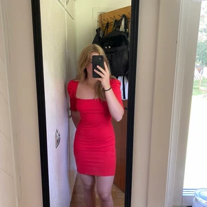 Klänning - Oanvänd klänning, format kroppen väldigt fint💓 Strl XS men passar upp till M