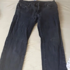 Svarta jeans - Svarta jeans byxor för ett väldigt billigt pris med storlek M :)