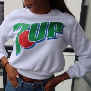 7up tröja - Cool tröja med tryck. Den är lite cropad i modellen.