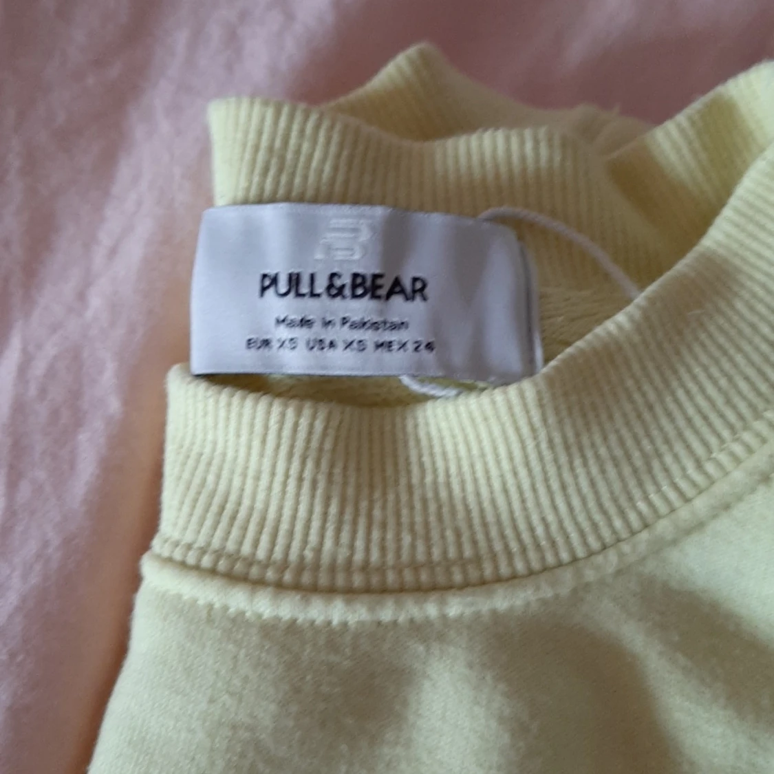 En gul vanlig swtshirt från pull and bear.  - 91