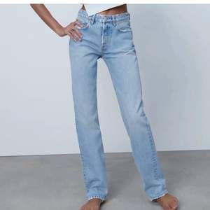 SKITSNYGGA baggy jeans från zara, slutsålda överallt. Köpta för 3 månader sen men använder inte så ofta så funderar på o sälja dom. Verkligen så fina knappt använda! Stl 34/36 stor i storleken på mig som oftast har xs. Budet just nu ligger på 450kr