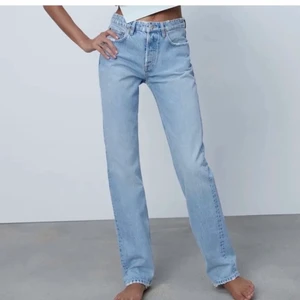 Zara jeans - SKITSNYGGA baggy jeans från zara, slutsålda överallt. Köpta för 3 månader sen men använder inte så ofta så funderar på o sälja dom. Verkligen så fina knappt använda! Stl 34/36 stor i storleken på mig som oftast har xs. Budet just nu ligger på 450kr