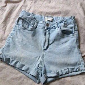 Shorts  - Säljer dessa jeans shortsen som är i fint skick. De är ett stretchigt material. 
