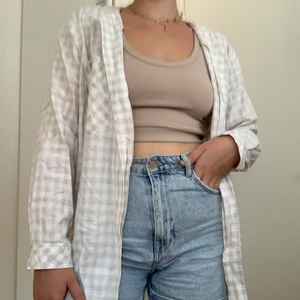 Mac Scott skjorta - Fin beige-rutig skjorta/tunnare jacka från Mac Scott i storlek 40. Köpt secondhand men har inte kommit till användning. I fint skick. Jag har vanligtvis M och denna är oversized på mig. 