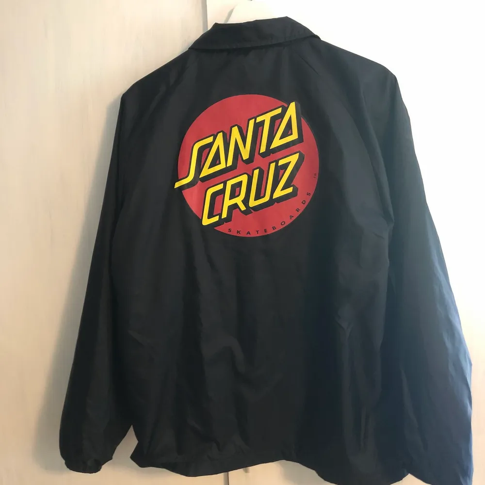 Säljer en Santa Cruz jacka i storlek M men den passar som oversized för de som har storlek S, har använt den endel men den är i bra skick :) . Jackor.