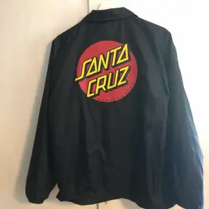 Säljer en Santa Cruz jacka i storlek M men den passar som oversized för de som har storlek S, har använt den endel men den är i bra skick :) 