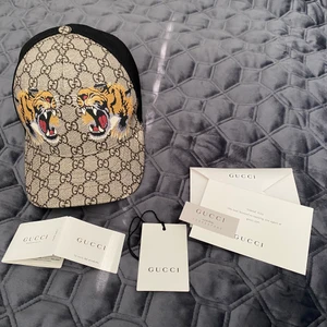 Gucci kep$ - Väldigt bra skick trotts mycket använd. Frakten är inkluderad i priset och kan fixas spårbar. Betalning via swish. Vid intresse hmu. Fler bilder? Skicka pm. EDIT: nej jag vill inte ha byten, lägg ner mvh. 