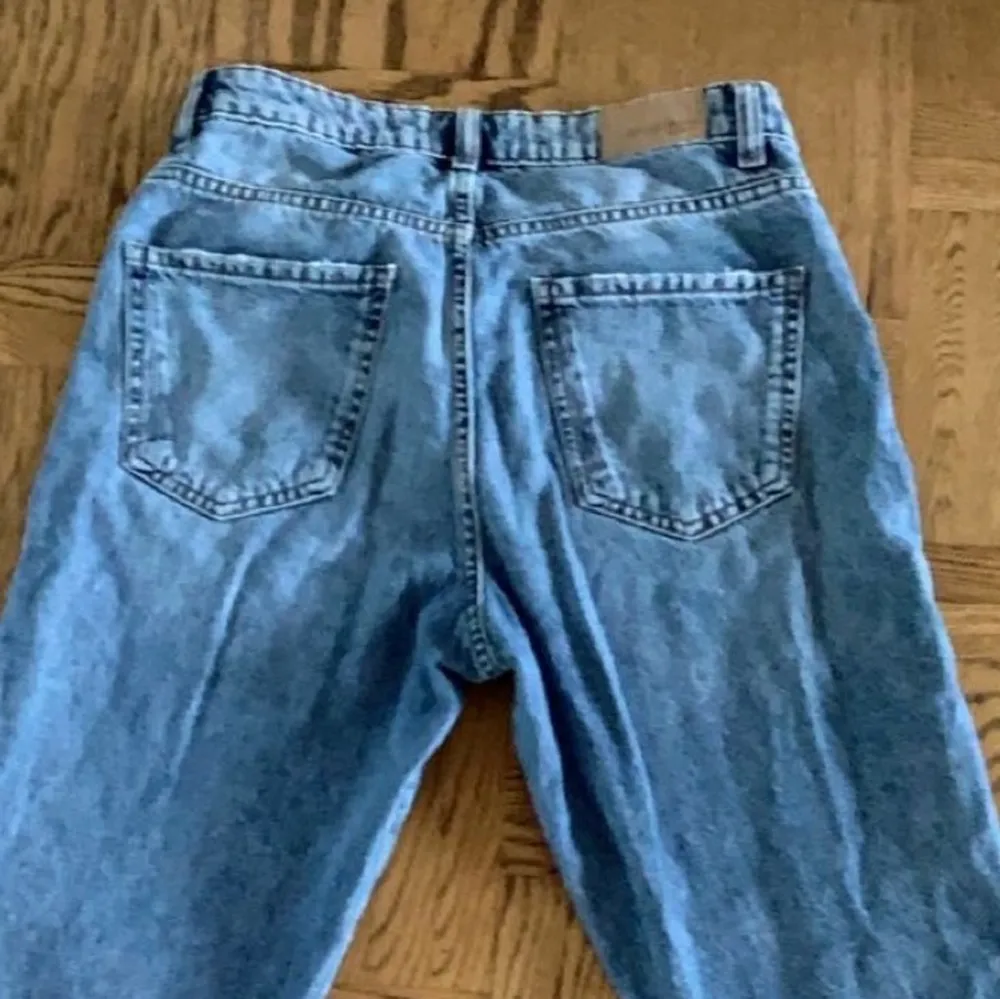 Jag säljer dessa jeans eftersom dom inte riktigt var min smak. Kostar 500kr direkt i butik men säljer för hundrafemtio+frakt.. Jeans & Byxor.
