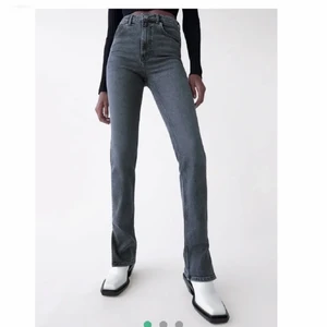 Zara jeans  - Säljer dom här slits byxorna pga aldrig använts (bara en gång) och dom är förlånga för mig!💕 slutsålda på zara så dom finns ej i butik längre. 