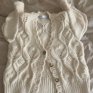 Stickad väst - En cremefärgad stickad väst från Zara