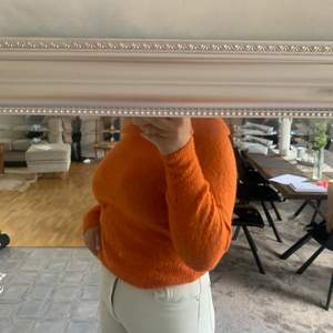 Gullig stickad tröja från hm. Färgen gör sig inte helt rätt i kameran, mer klarare och ljusare orange färg i verkligheten☺️