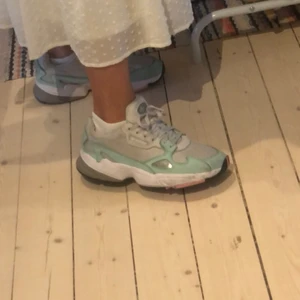 Adidas sneakers  - Snygga sneakers i pastelliga härliga färger 😍 passar 39-40. Väldigt sköna att gå i 🤩