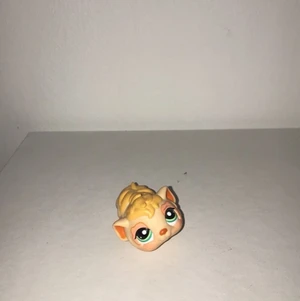 Little Pet shop  - Säljer mina gamla pet shops. Dom har gått upp i värde eftersom att det inte går att få tag på längre, men jag har valt att sälja dessa för 15 kronor styck. Hör av dig privat om du är intresserad!💕 köparen står för frakten, det blir olika beroende hur många du köper.