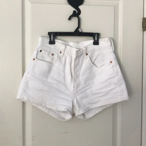 Levi’s 501 shorts vita - Säljer mina endast provade Levi’s 501 jeansshorts eftersom de var för stora på mig! 