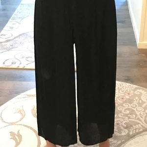 Vida rysch byxor - Ett par vida byxor som är väldigt sköna i värmen. De har blivit för stora för mig och är lite see-through.