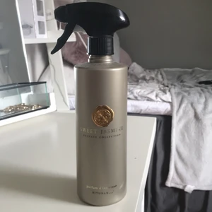 En rumsspray från rituals i smak av sweet Jasmine - En riktig god doft av jasmine blomma✨ Använd fåtal gånger✨