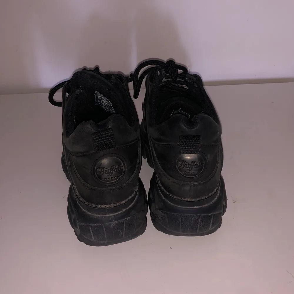 Buffalo London köpt från Nilson Shoes ett år sedan. Så som den ser ut i bilden är den ganska gammal men kan tvätta och rengöra den om du vill köpa den.. Skor.