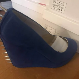 Blåa snygga högklackade - Blåa högklackade skor med silvriga nitar 