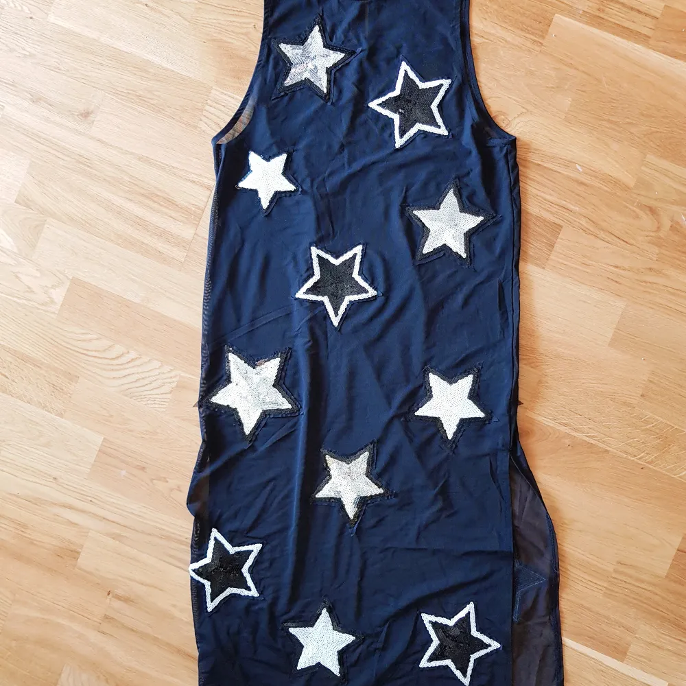 Superfin festklänning i mesh med stjärnor i paljetter på. Riktig 90-/00-tals känsla över den.. Klänningar.