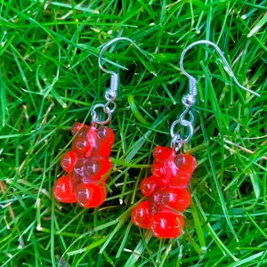 Björnörhängen - Dessa söta björnörhängen passar till allt, dessutom är de billiga! Finns i fler färger, men eftersom de inte kan visas i samma inlägg så kommer ett till med färgern orange, gul och limegrön/grön (: Jag står för leveransen ~står på kvinna, eftersom det är mest kvinnor med dessa typer av örhängen men de kan lika gärna användas av andra kön~