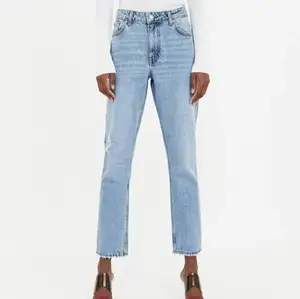 Säljer dessa mom jeans från zara. Kom privat för egna bilder och frågor! Endast spårbar frakt som köparen betalar 