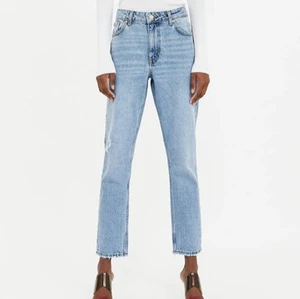 Zara jeans - Säljer dessa mom jeans från zara. Kom privat för egna bilder och frågor! Endast spårbar frakt som köparen betalar 