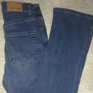 Jeans med slits  - Super fina jeans med slits från Gina i storlek S, knappt använda.