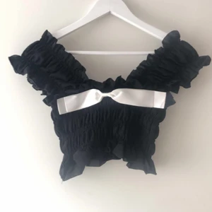 Svart gullig topp från Thailand  - En svart gullig topp, otroligt skön och passar för dig som både bär XS, S och M då den är väldigt stretchig och sitter även bra☺️