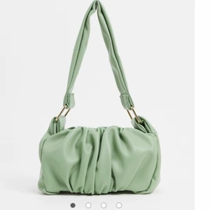 Väska - Säljer min såå fina gröna lilla Väska, Såå rymlig, mycket mer än vad man tror för den storleken!!💕