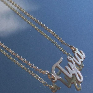 Tyra halsband  - Ett halsband med namnet ”Tyra” på i silver😅. 12kr + 12kr frakt = 24kr totalt 