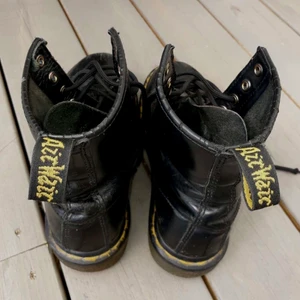 Dr. Martens 1460 - Säljer nu mina Dr. Martens i modellen 1460 då jag köpt ett par nya, men dessa förtjänar fortfarande att blir använda!! Skorna är relativt använda och har därmed fått sig lite slitningar framme vid tårna, vilket syns på bilderna, fixas enkelt med lite svart skokräm! Priset går självklart att diskutera!💕 (Skorna är i storlek 37, USM5, USL6 samt UK4)