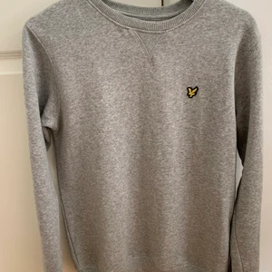 Lyle & Scott tröja - Grå Lyle & Scott tröja i storlek XS. Den är i bra skick och helt felfri. Nypris för denna är 699kr, men jag säljer den för 200kr.