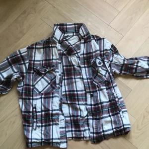 Tun tyg jacka - Tun tyg jacka från zara med mönster i bra skick köptes för ca 399 kr💕