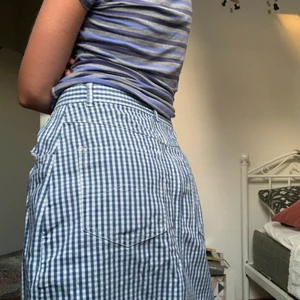 super söt vit och blå kjol! - kommer inte till användning:( köpare står för frakten! :):)