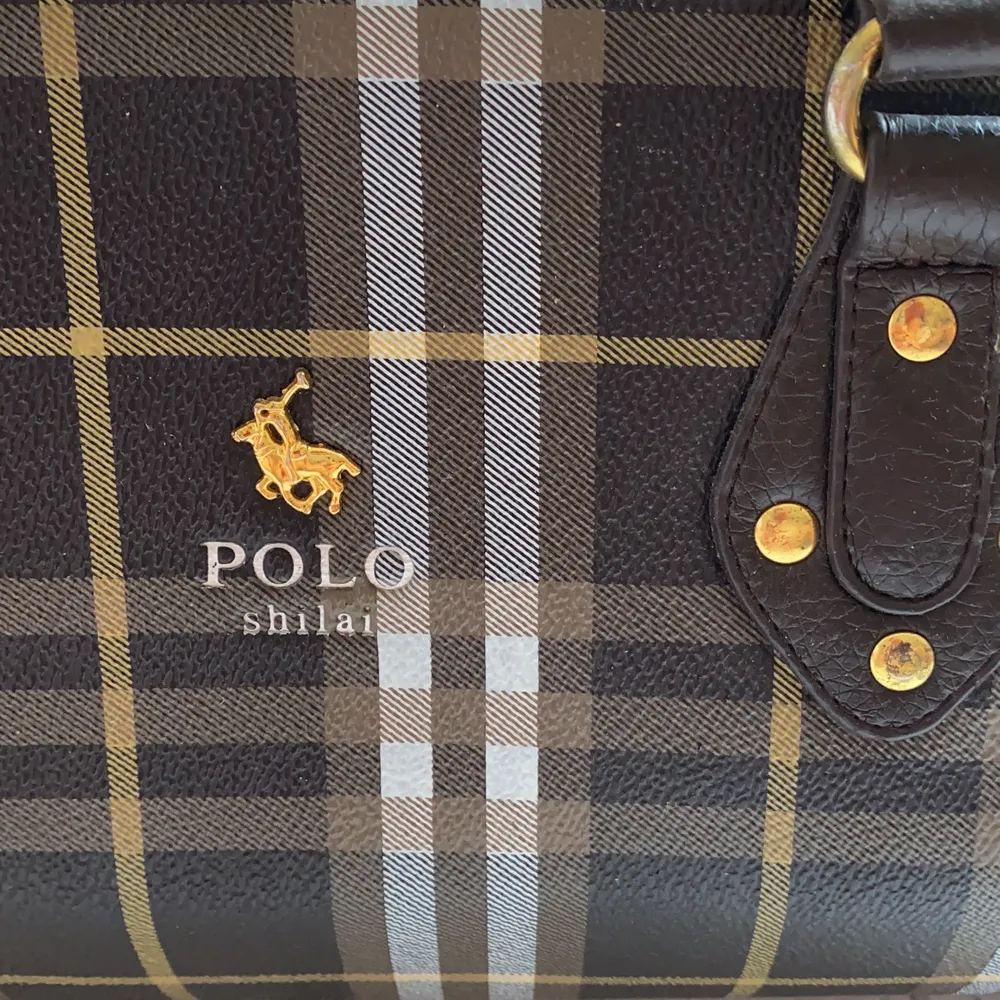 Denna Polo Ralph Lauren handväskan är är från 90-talet och otroligt snygg och bra skick innuti och utanpå väskan, dock är handtagen på väskan i sämre skick pga att den som sagt är vintage. Dock går det nog att fixa om man vill. Buda i kommemtarerna och höj alltid med 10kr 💞 köparen står för frakt 💓. Väskor.