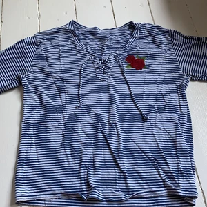 Hollister långärmad tröja - Randig tröja från Hollister med fina snörningar och detaljer. Jättefint skick!!! Köpt för 300 kr. 