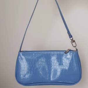 En gullig handväska från shein i en jättefin blå färg.  Har använt den några få gånger och det ända tecken på användning är några små fläckar i väskan (se bild 2) Jag köpte den för 90 kr men jag säljer den för 40 kr +frakt (48 kr) 