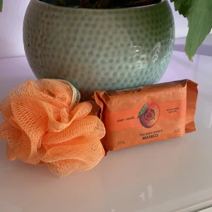 Body shop produkter  - Jag säljer en the body shop tvätt svamp och en tvål med lukt av mango, grejerna är helt oanvänd.🤍